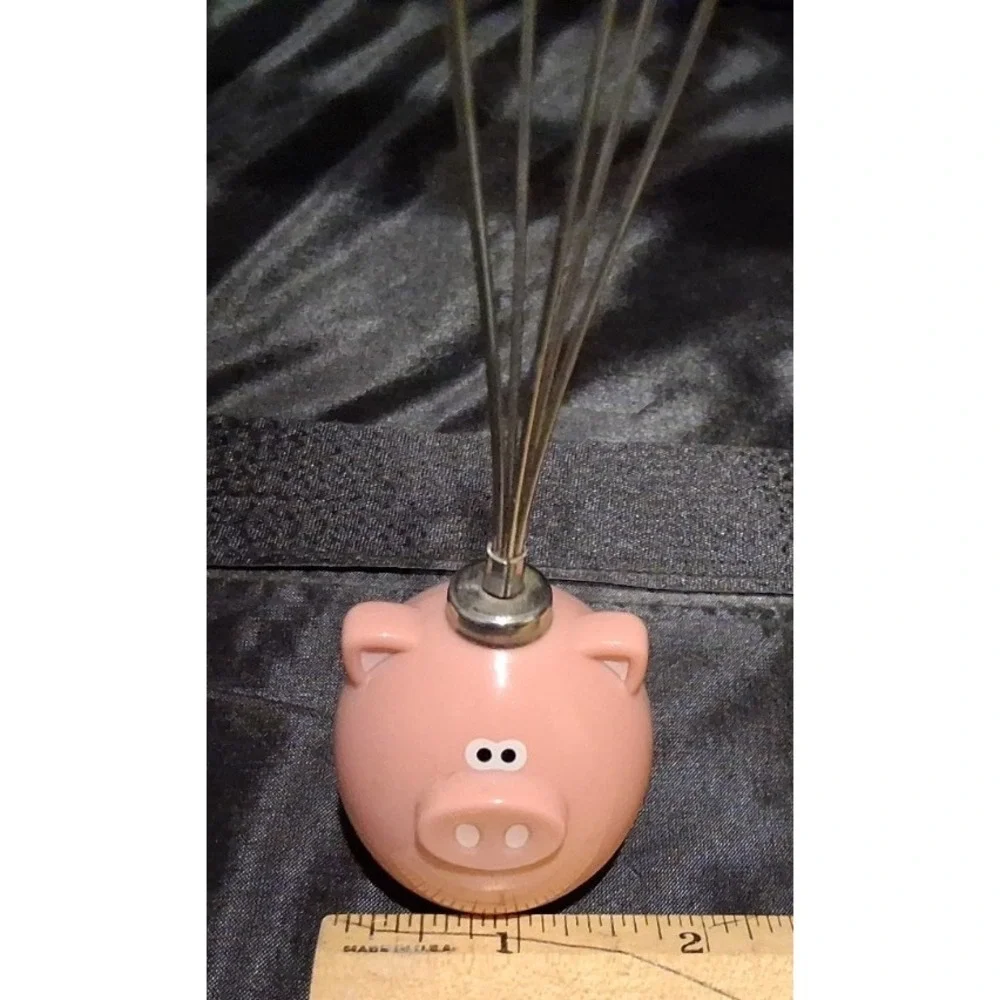 Novelty pig-themed whisk with a pink resin handle. By Jo!e